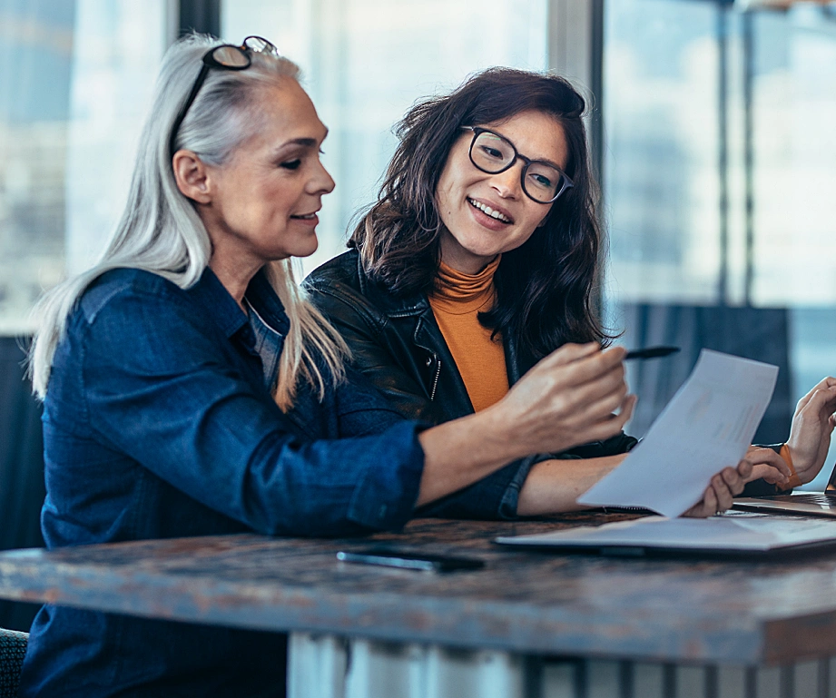 two-women-on-laptop